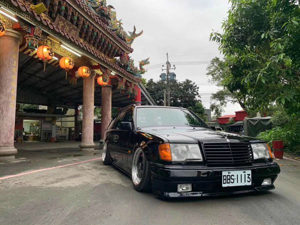 The classic old car Mercedes-Benz E Travel Edition nullbar has a new look