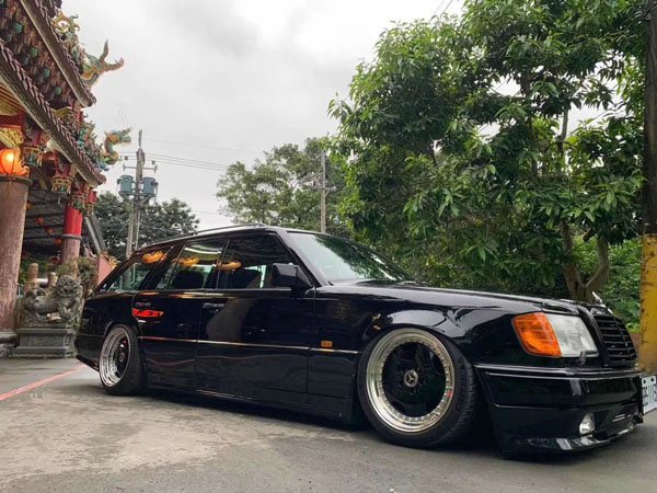 The classic old car Mercedes-Benz E Travel Edition nullbar has a new look